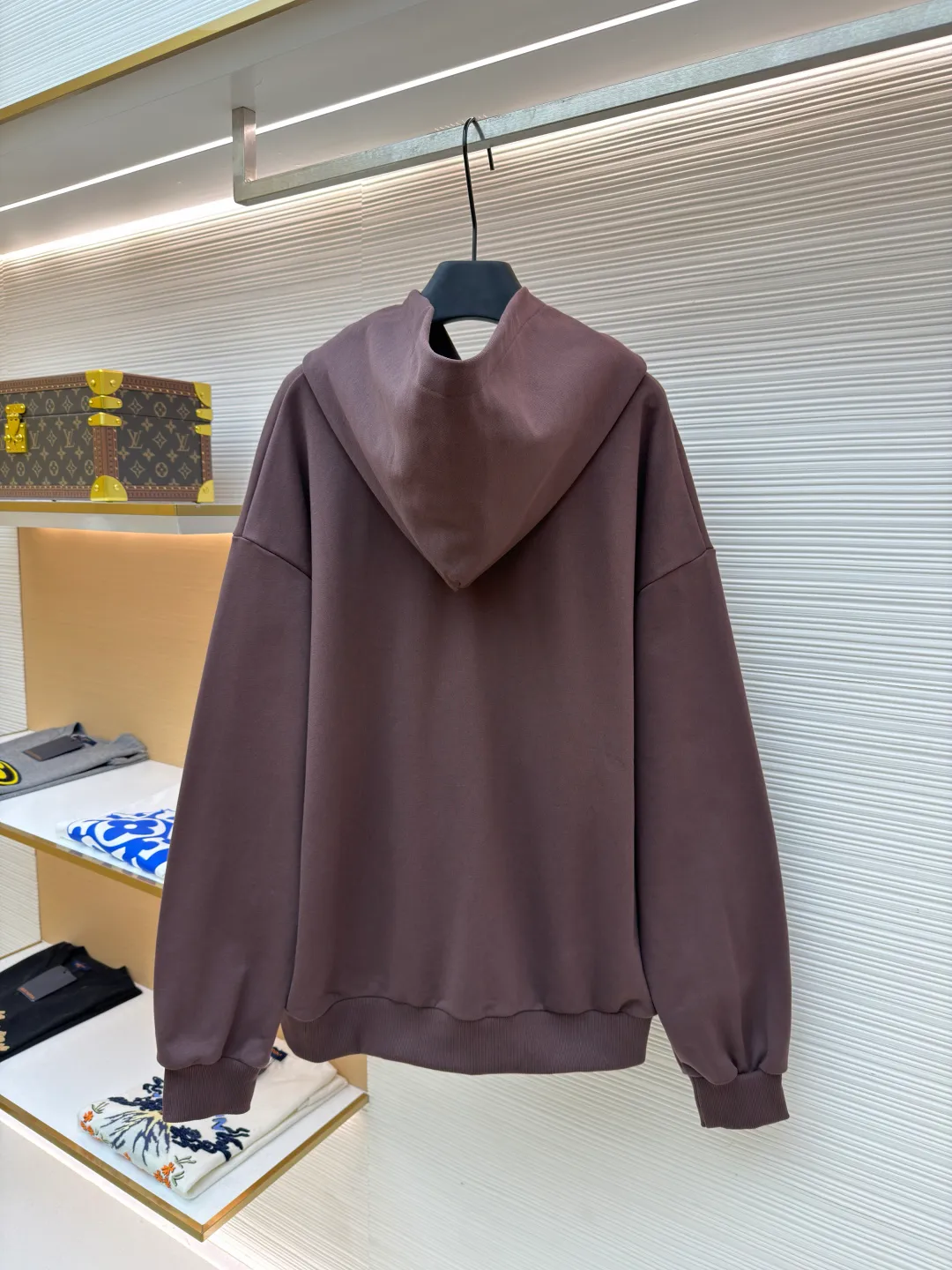 LOUIS VUITTON beaded embroidered letter hooded sweatshirt ●Item number: 1682118-A60 ●Material: pure cotton fish scale base fabric ●Technology: Pearl embroidery production ●Color: brown ●Version: fitted version ●Weight: about 830 grams ●Size: S-M-L-XL ●Description: The fabric is made of 26S double yarn + 10S fish scale bottom brushed fabric, weight 380g, with 21S double yarn 2*2 rib, weight 380g. This kind of fabric is treated with fleece to form a layer of soft and plump fluff on the inside; the improved fish scale knitting method forms a delicate concave and convex texture on the bottom surface, similar to the arrangement of fish scales. Effectively increases the air storage layer and improves thermal insulation performance. The front of the fabric is smooth and smooth, while the back is soft and waxy. It has excellent moisture absorption, breathability, wrinkle resistance and drape, and is thicker and crisper than ordinary sweatshirt materials. It gives clothes excellent warmth retention, breathability and skin-friendly touch. The Vuitton script on the chest is embroidered with beads. During the embroidery process, tiny beads are fixed on the fabric together with embroidery thread. The direct characteristics brought by this process are a strong three-dimensional sense, a unique sense of weight and a reflective effect that changes with the light. The overall wiring is straight and delicate, the fabric is comfortable and soft, and the color is consistent without color difference. It can be matched with the same style to create a fashionable look and control various occasions. Customized accessories, complete with three standards, same style for men and women!